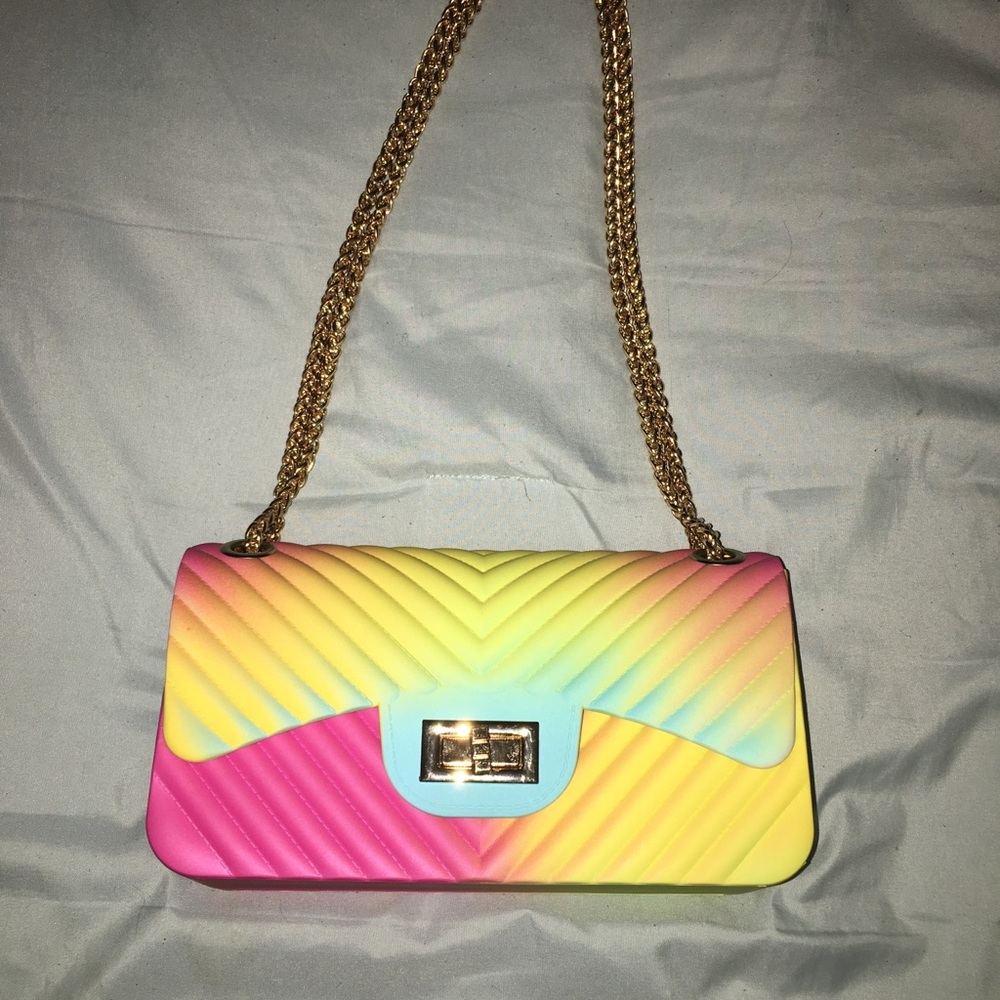 Multicolored chain purse with spacious inside.